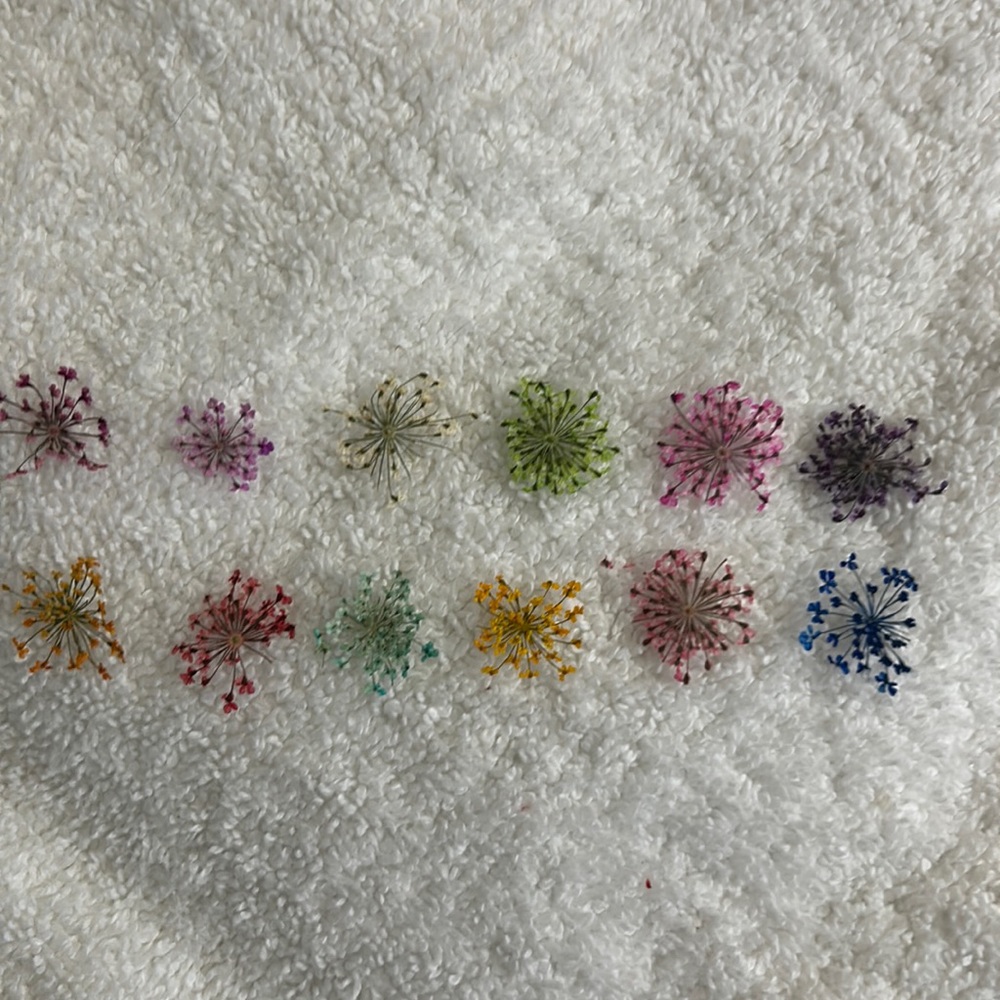 Nails decorating real flowers